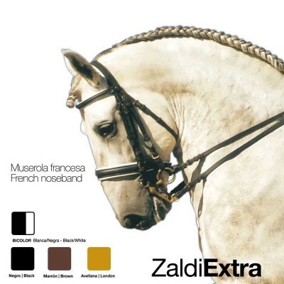 Cabeça de cavalo branco com cabeçada preta com muserola francesa, texto de cores e marca ZaldiExtra.