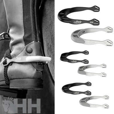 Suplementos para esporas Cfair em preto e cinza montados em botas de equitação de pele preta.