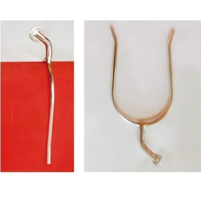 Dois suportes metálicos curvos prateados sobre fundos vermelho e branco