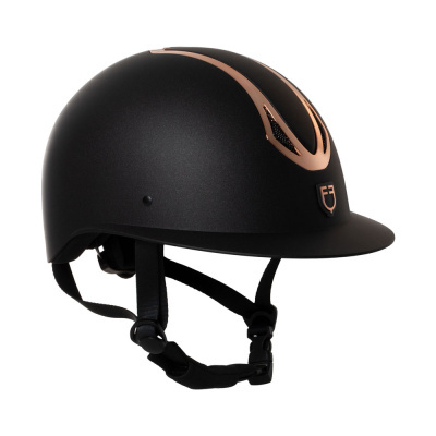 Capacete de equitação preto fosco com detalhes em cobre e tiras pretas ajustáveis