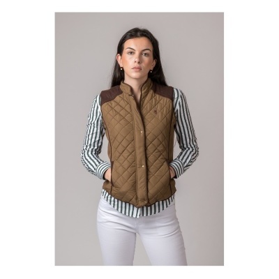 Colete acolchoado castanho com padrão de losangos e botões dourados, camisa com riscas pretas e calças brancas