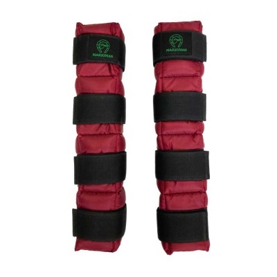 Suportes de pernas vermelhos com tiras pretas ajustáveis e logotipo verde MARIGUANA