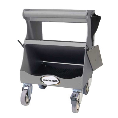 Carrinho de ferramentas metálico cinzento com rodas e etiqueta Blacksmith