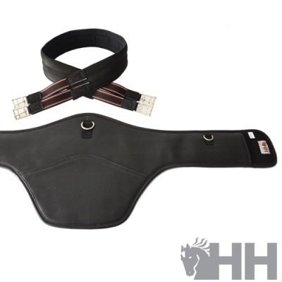 Conjunto de proteção e cinta elástica preta para cavalo com fivela metálica.