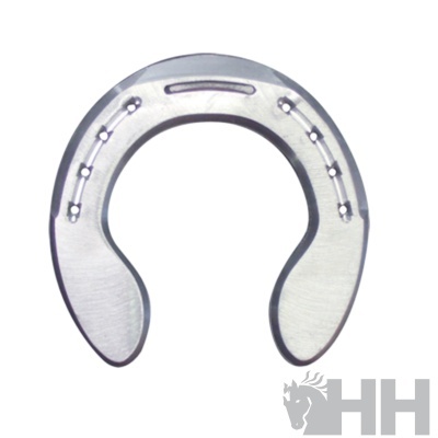 Ferradura metálica prateada em forma de U com orifícios para pregos