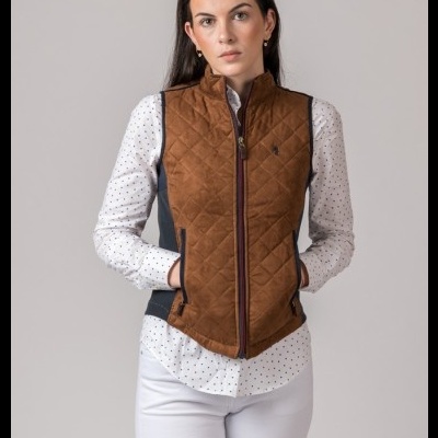 mulher com colete castanho matelassê e camisa branca com pontos