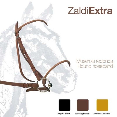 Cabeçada para cavalo Zaldi Extra castanha com muserola redonda sobre fundo branco com imagem de cavalo esbatida