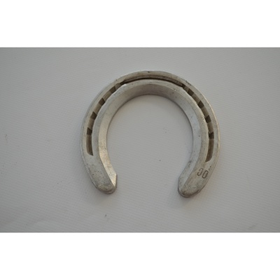 Ferradura metálica cinza com ranhuras e marcação 00