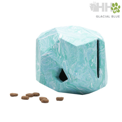 Dispensador de snacks azul marmoreado para animais com snacks à frente