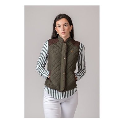 Colete acolchoado verde-oliva com botões dourados e camisa riscada