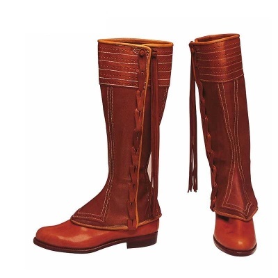 Botas altas em pele castanha com costuras e tiras trançadas laterais