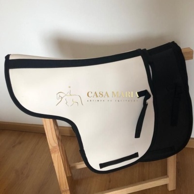 Dois mantos para cavalo, um branco com texto 