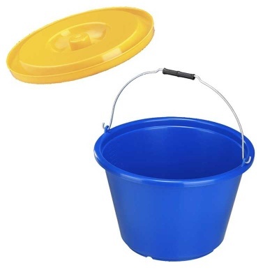 Balde azul de plástico com tampa amarela