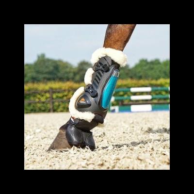 Perneira preta e azul com interior branco felpudo para proteção de cavalo em treino exterior