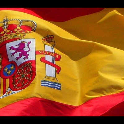 Bandeira da Espanha com escudo de armas central e faixas vermelhas e amarelas onduladas