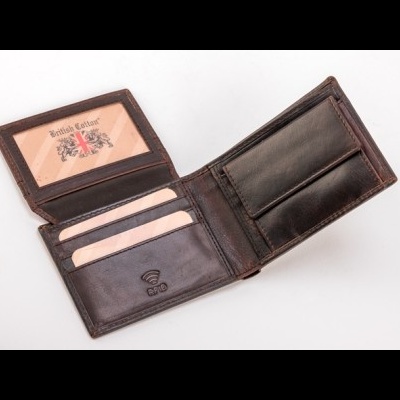 Carteira masculina de couro castanho escuro aberta com etiquetas internas British Crown