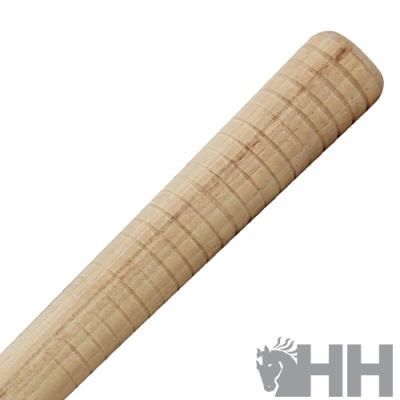 Pega de madeira clara com sulcos circulares e fundo arredondado