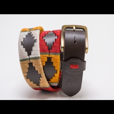 Cinto colorido com padrão geométrico, fivela dourada e parte em couro castanho escuro