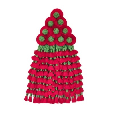Acessório decorativo com pompons vermelhos e verdes em formato triangular