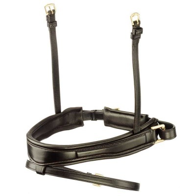 Peitoral de couro preto com fivelas douradas