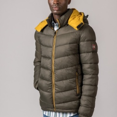 Homem a usar casaco acolchoado verde-oliva com capuz amarelo
