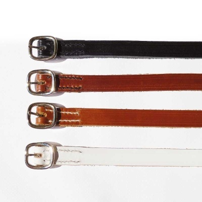 Quatro cintos finos em preto, castanho escuro, castanho claro e branco com fivelas prateadas