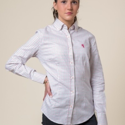 Camisa xadrez de manga comprida com bordado rosa no bolso