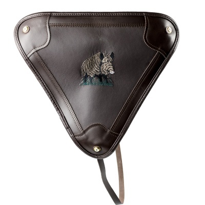 Estojo triangular em couro castanho escuro com bordado de javali