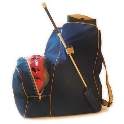 Mochila azul escura com capacete vermelho e vara de madeira