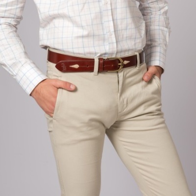 Calças bege claras com cinto castanho e camisa xadrez branca.