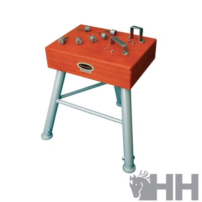 Assento de madeira vermelho com pernas metálicas cinza e válvulas no topo