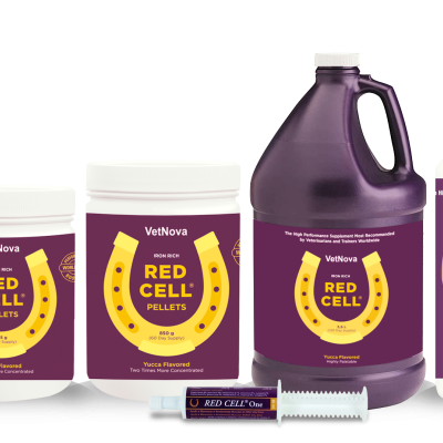 Conjunto de produtos VetNova Red Cell com pellets, recipiente líquido, garrafa e seringa, rótulos roxos e amarelos.