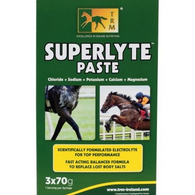 Embalagem verde do suplemento SUPERLYTE PASTE para cavalos com imagens de cavalos a correr