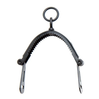 Ferramenta preta em forma de arco com dentes e anel circular