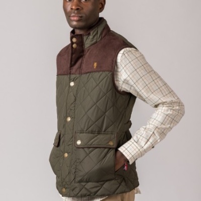 Homem a usar colete acolchoado verde e castanho com botões dourados