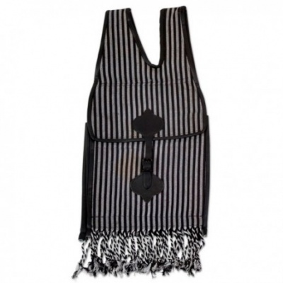 Saco riscas verticais preto e branco com fecho de pele preta e franjas