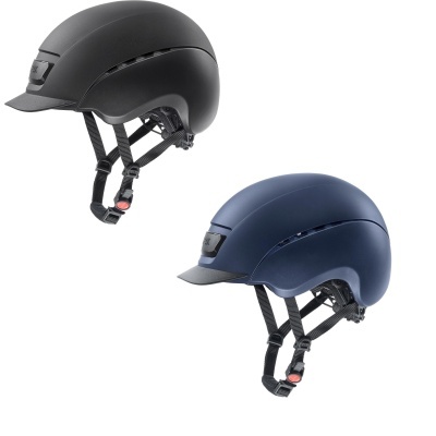 Dois capacetes para ciclismo em preto e azul escuro com viseira e cintas reguláveis