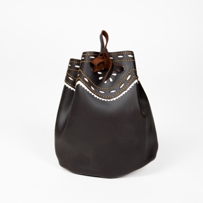 Bolsa pequena em couro preto com acabamento e detalhes castanhos e brancos