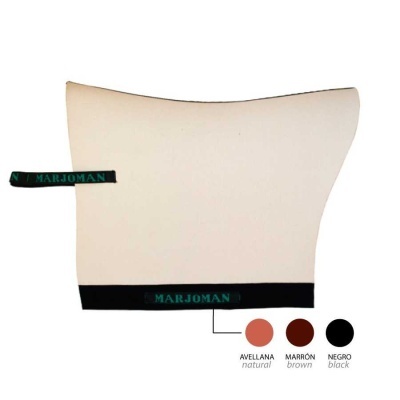 Peça têxtil natural com etiquetas MARJOMAN e amostras de cores avellana, marrón e negro