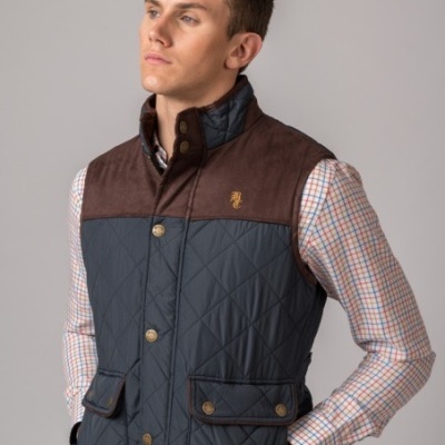 Colete masculino azul acolchoado com detalhes em castanho e botões dourados