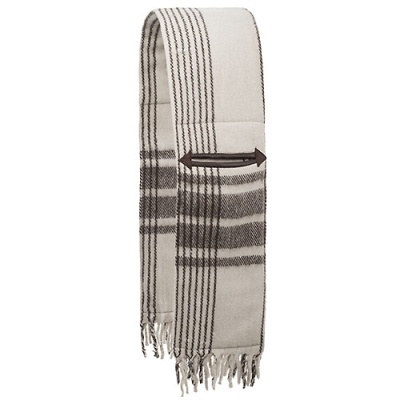 Cachecol bege com listras castanhas e franjas nas pontas