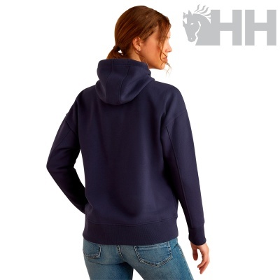 Mulher de costas com hoodie azul escuro e jeans, fundo branco com logo HH cinza