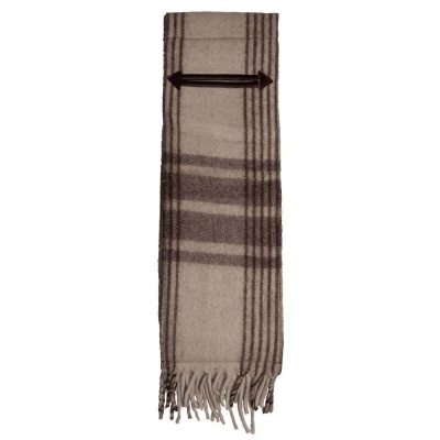 Cachecol bege com padrão castanho e franjas oferece conforto e estilo