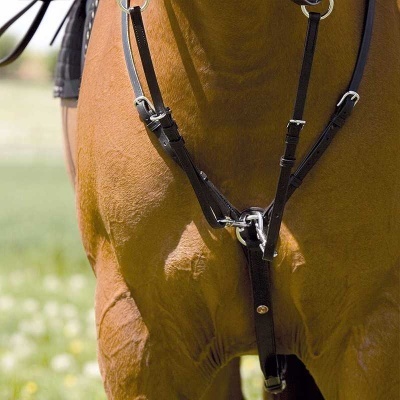 Peitoral de sela para cavalo em pele preta com fivelas metálicas prateadas