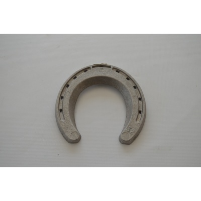 ferradura metálica cinzenta sobre fundo branco