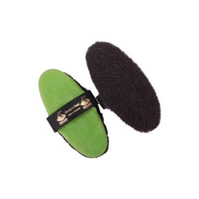 Escova para cuidados de cavalo com base verde e cerdas castanhas escuras, faixa preta com texto e logotipo.