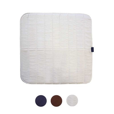 Colchão de muda de bebé acolchoado em tecido branco