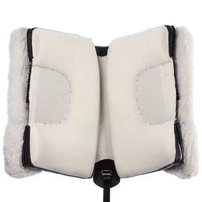 Suporte ou proteção de sela para cavalo em bege claro com bordas em pele de carneiro