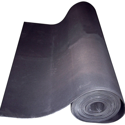 Rolo de tapete preto desenrolado em fundo branco