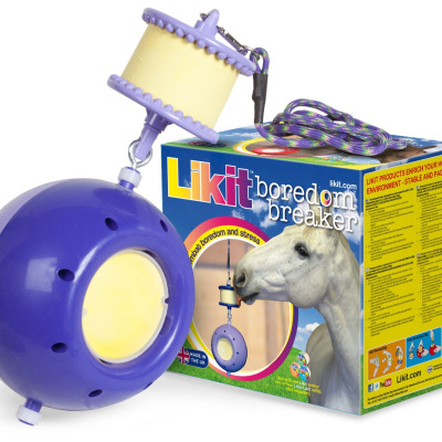 Produto para cavalos Likit boredom breaker azul e creme com embalagem colorida e corda roxa.